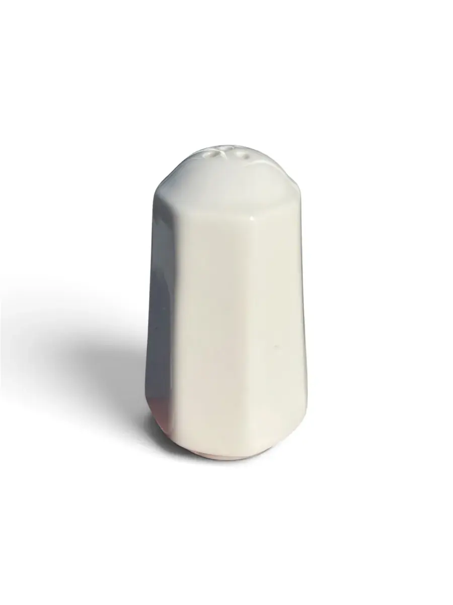 Salero de loza blanca