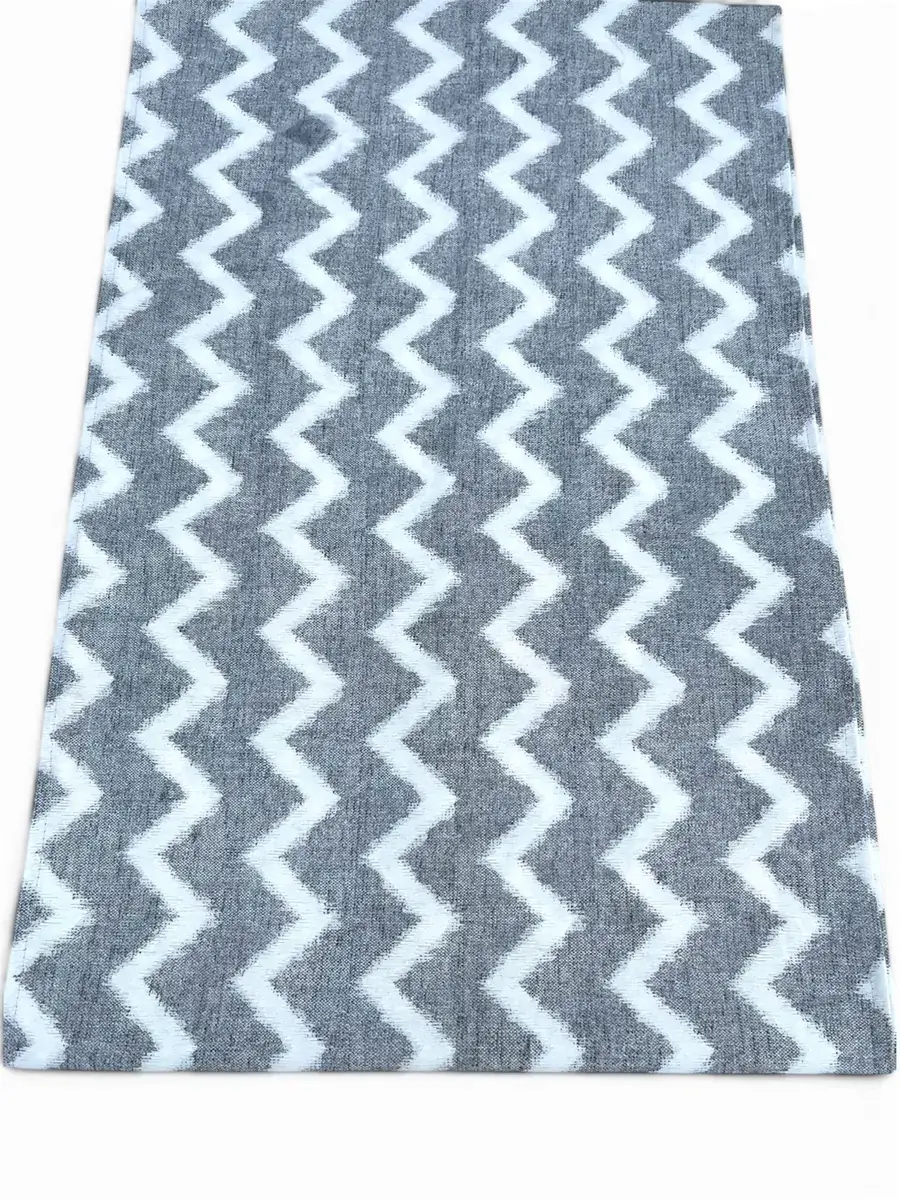 Camino de tela diseño zigzag color gris con blanco