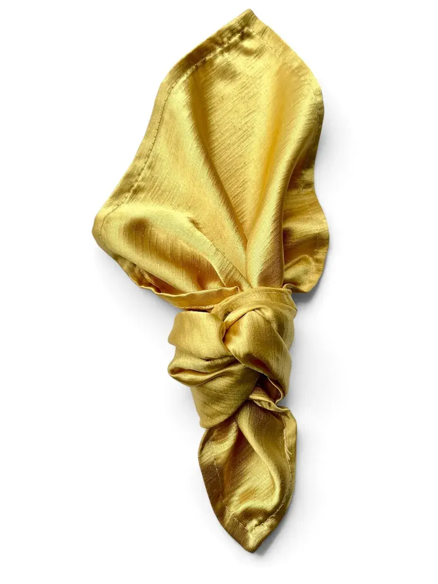 Servilleta de tela color dorado