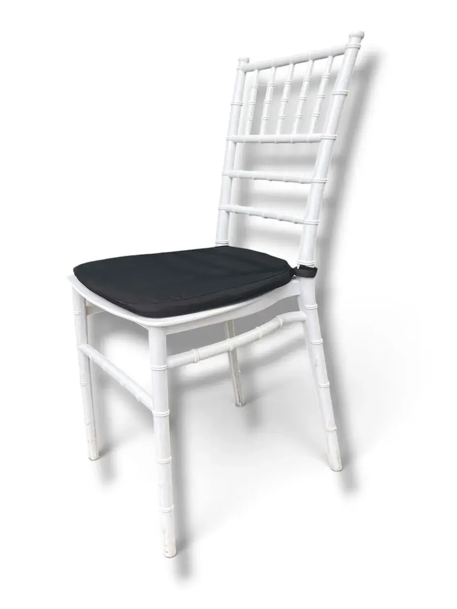 Silla chiavari blanca con cojin negro