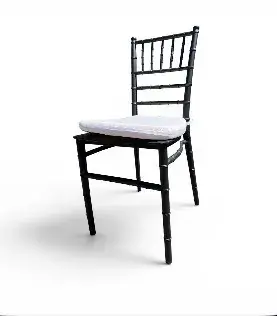 Silla chiavari negra con cojin blanco